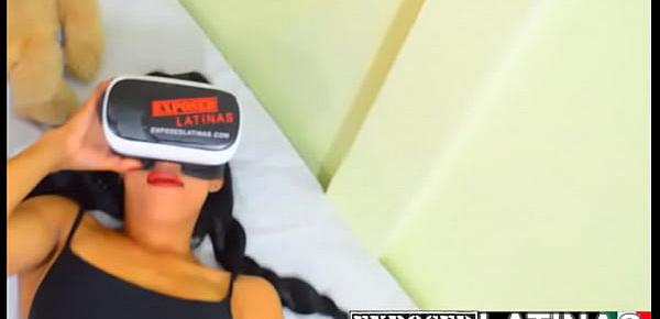  sexy latina Yesenia Hot se folla a su hermanastro mientras juega un juego de realidad virtual.